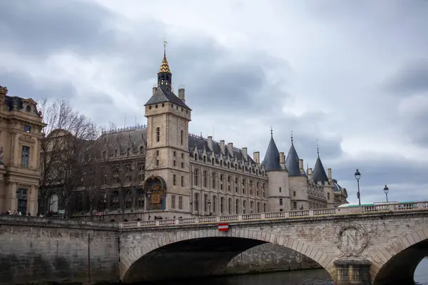 フランス パリ市の司法宮殿 — ストック写真