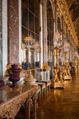 Aynalar Salonu, Versay Sarayı, Paris, Fransa yakınlarında.