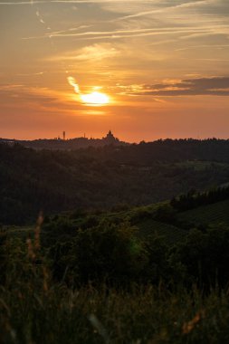 Gün batımında San Luca Sığınağı, Monte Donato, metropol şehri Bologna, Emilia Romagna