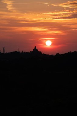 Gün batımında San Luca Sığınağı, Monte Donato, metropol şehri Bologna, Emilia Romagna