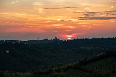 Gün batımında San Luca Sığınağı, Monte Donato, metropol şehri Bologna, Emilia Romagna