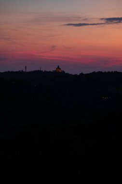 Gün batımında San Luca Sığınağı, Monte Donato, metropol şehri Bologna, Emilia Romagna