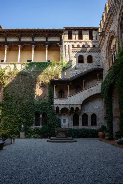 Grazzano Visconti 'nin küçük bir köyü, Piacenza ili, Emilia Romagna