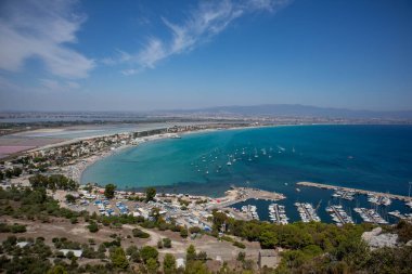 Cagliari şehri Sardinya 'nın Şeytan eyerinden görüldü.