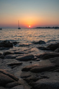 Deniz üzerinde gün batımı, Baia Azzurra, Cagliari, Sardunya yakınlarında.