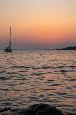 Deniz üzerinde gün batımı, Baia Azzurra, Cagliari, Sardunya yakınlarında.