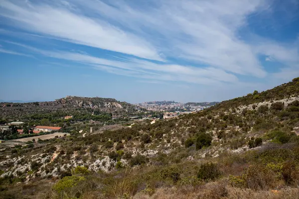 Cagliari şehri Sardinya 'nın Şeytan eyerinden görüldü.