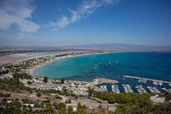 Cagliari şehri Sardinya 'nın Şeytan eyerinden görüldü.