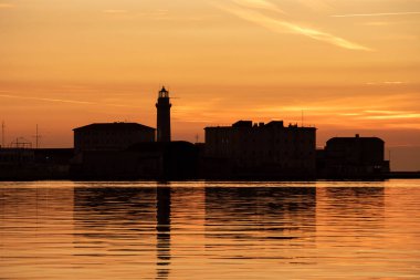 Denizde gün batımı Audace rıhtımından, Trieste şehrinden, Friuli Venezia Giulia