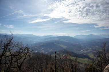 Sentiero per le Grotte di Soprasasso, comune di Vergato, provincia di Bologna, Emilia Romagna