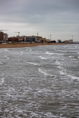 Pesaro sahilinde yürü, Marche.