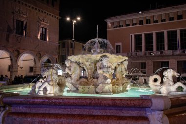 Halkın Meydanı, Pesar şehri, Marche