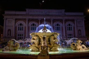 Halkın Meydanı, Pesar şehri, Marche