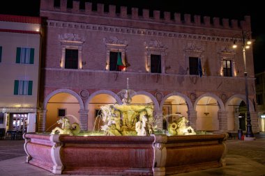 Halkın Meydanı, Pesar şehri, Marche