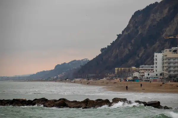 Pesaro sahilinde yürü, Marche.