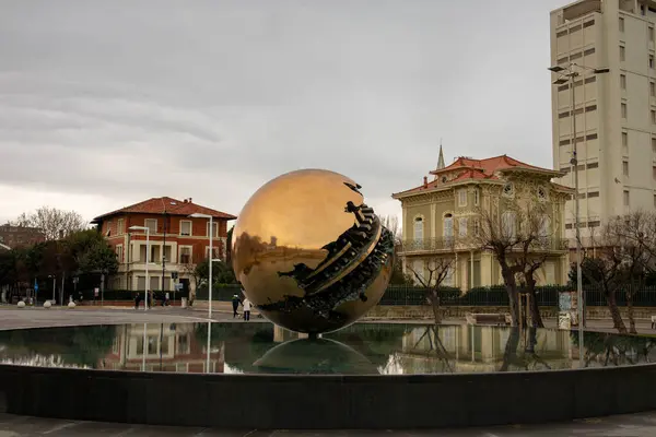 A. Pomodoro Küresi, Pesaro şehri, Marche.