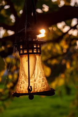 Gün batımında, kırsalda