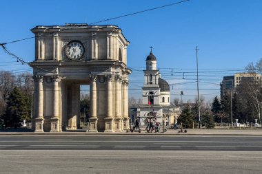 Chisinau, 3 Mart 2025. Chisinau şehir merkezinin iki ana görüntüsü: Zafer Kemeri ve İsa 'nın Doğumu Katedrali.