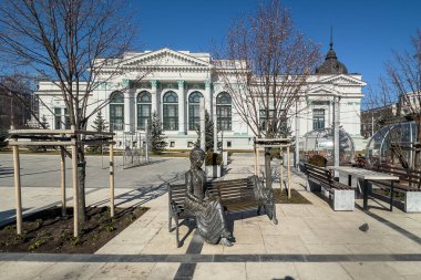 Chisinau, Moldova, 3 Mart 2025. Arkasında Organon Salonu olan Chisinau şehir merkezinde anıtsal bir meydan