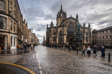 Edinburgh Royal Mile, the most famous and iconic street of the city. Edinburgh, Scotland, Jan. 2023.