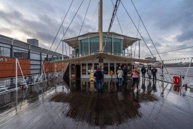 Edinburgh, İskoçya, Ocak 2023. Edinburgh 'un en çok ziyaret edilen turistik yerlerinden biri olan Royal Yacht Britannia' nın güvertesi.
