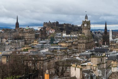 Calton Hill 'den Edinburgh manzaralı bir şehir manzarası sunuyor. Edinburgh, İskoçya, Ocak 2023.