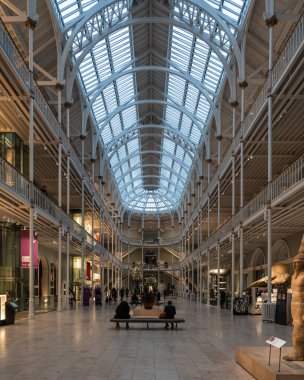 Edinburgh, İskoçya, Ocak 2023. İskoçya Ulusal Müzesi 'nin Büyük Galerisi, Edinburgh' un en çok ziyaret edilen müzesi.