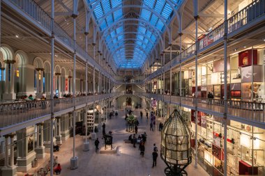 Edinburgh, İskoçya, Ocak 2023. İskoçya Ulusal Müzesi 'nin Büyük Galerisi, Edinburgh' un en çok ziyaret edilen müzesi.