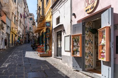 Procida 'da tipik dükkanlarla dolu renkli yaya caddesi. Procida, Campania, İtalya, Mart. 2023