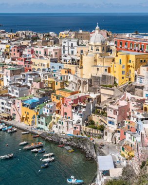 Procida 'daki güzel Corricella limanı, İtalya' nın Campania bölgesindeki renkli konutlarıyla ünlüdür.