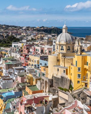 Procida 'daki güzel Corricella limanı, İtalya' nın Campania bölgesindeki renkli konutlarıyla ünlüdür.