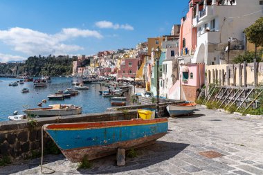 Procida 'daki güzel Corricella limanı, İtalya' nın Campania bölgesindeki renkli konutlarıyla ünlüdür.