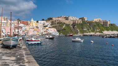Procida 'daki Corricella limanına demirlemiş balık ağları ve renkli balıkçı tekneleri. Procida, Campania, İtalya, Mart 2023
