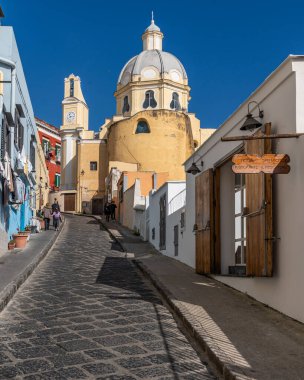 Procida, İtalya, Mart 2023. Corricella 'daki Santa Maria delle Grazie Kilisesi' ne giden renkli sarp bir cadde.