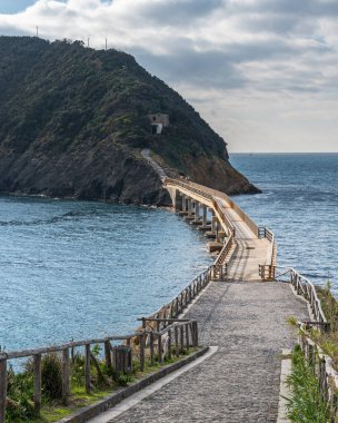 Procida 'nın Vivara Adası, Campania, İtalya' ya bağlanan köprüyle manzarası