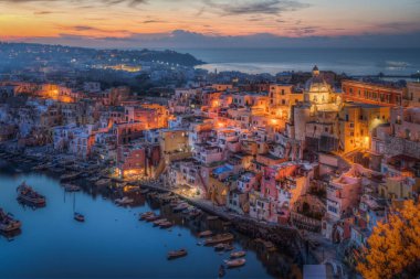 Procida 'daki tipik Corricella evlerinin manzarası gün batımında aydınlandı, Campania, İtalya
