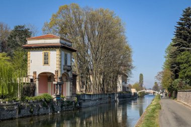 Robecco Konsolosu Naviglio 'nun manzarası. Naviglio Grande, Lombardia, İtalya boyunca bisiklet yolu üzerinde bir köy.