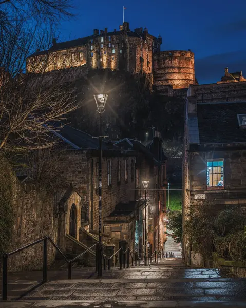 İskoçya 'nın Grassmarket bölgesindeki Vennel Merdivenlerinden Edinburgh Kalesi' nin manzarası