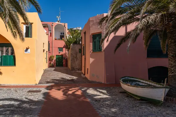 Finale Ligure, İtalya yakınlarındaki Varigotti 'de renkli balıkçıların evleri (Borgo Saraceno)