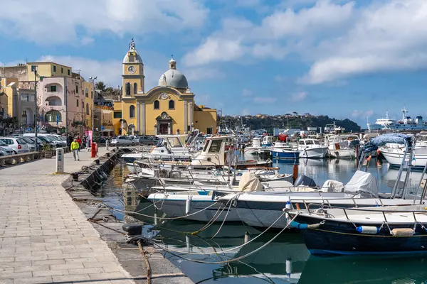 Procida Marina Grande limanına demirlemiş balıkçı tekneleri. Procida, Campania, İtalya, Mart. 2023