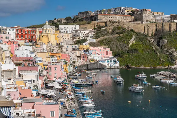Procida, Campania bölgesinin en ünlü turistik simgesi olan Corricella limanının panoramik manzarası, İtalya