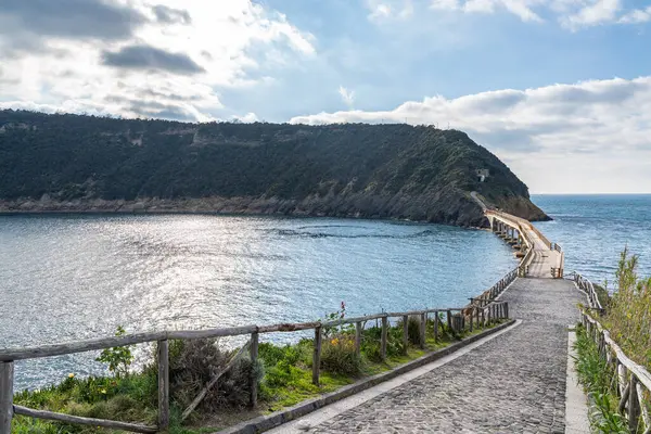 Procida 'nın Vivara Adası, Campania, İtalya' ya bağlanan köprüyle manzarası