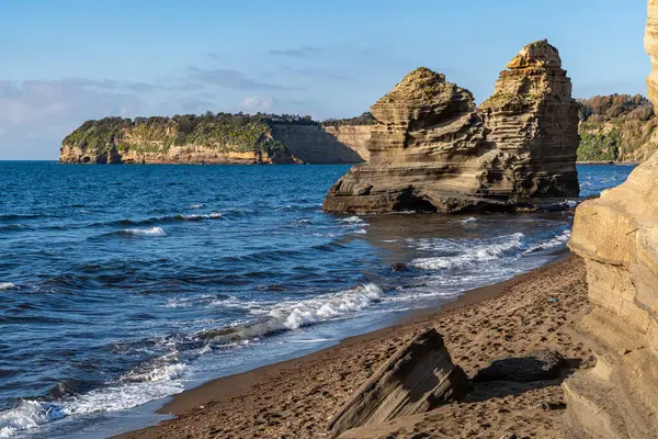 Ciraccio Beach, Procida, Campania, İtalya 'da Sahne Kitaplıkları (Faraglioni)