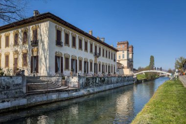Robecco Konsolosu Naviglio 'nun manzarası. Naviglio Grande, Lombardia, İtalya boyunca bisiklet yolu üzerinde bir köy.