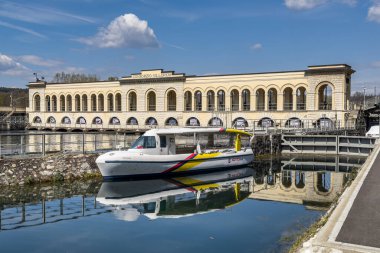 Panperduto Barajı manzarası, 19. yüzyıldan kalma bir hidrolik başyapıt Villoresi Kanalı, Lombardy, İtalya