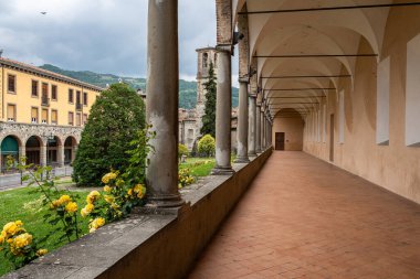 Bobbio Abbey 'nin (Abbazia di San Colombano) dışı, İrlanda Saint Columbanus tarafından 614 yılında kuruldu, Emilia-Romagna, İtalya