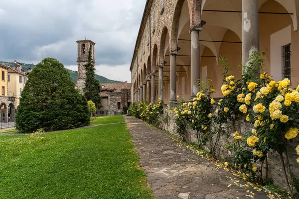 Bobbio Abbey 'nin (Abbazia di San Colombano) dışı, İrlanda Saint Columbanus tarafından 614 yılında kuruldu, Emilia-Romagna, İtalya