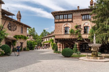 Grazzano Visconti 'nin 20. yüzyılda ortaçağ tarzında inşa edilen pitoresk köyü, Emilia-Romagna, İtalya