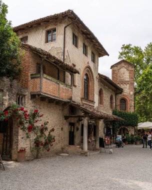 Grazzano Visconti 'nin 20. yüzyılda ortaçağ tarzında inşa edilen pitoresk köyü, Emilia-Romagna, İtalya