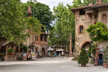 Grazzano Visconti 'nin 20. yüzyılda ortaçağ tarzında inşa edilen pitoresk köyü, Emilia-Romagna, İtalya